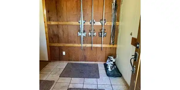 Image 4: Entrance mudroom, lots of space for skis and gear! Image 4: Entrance mudroom, lots of space for skis and gear!