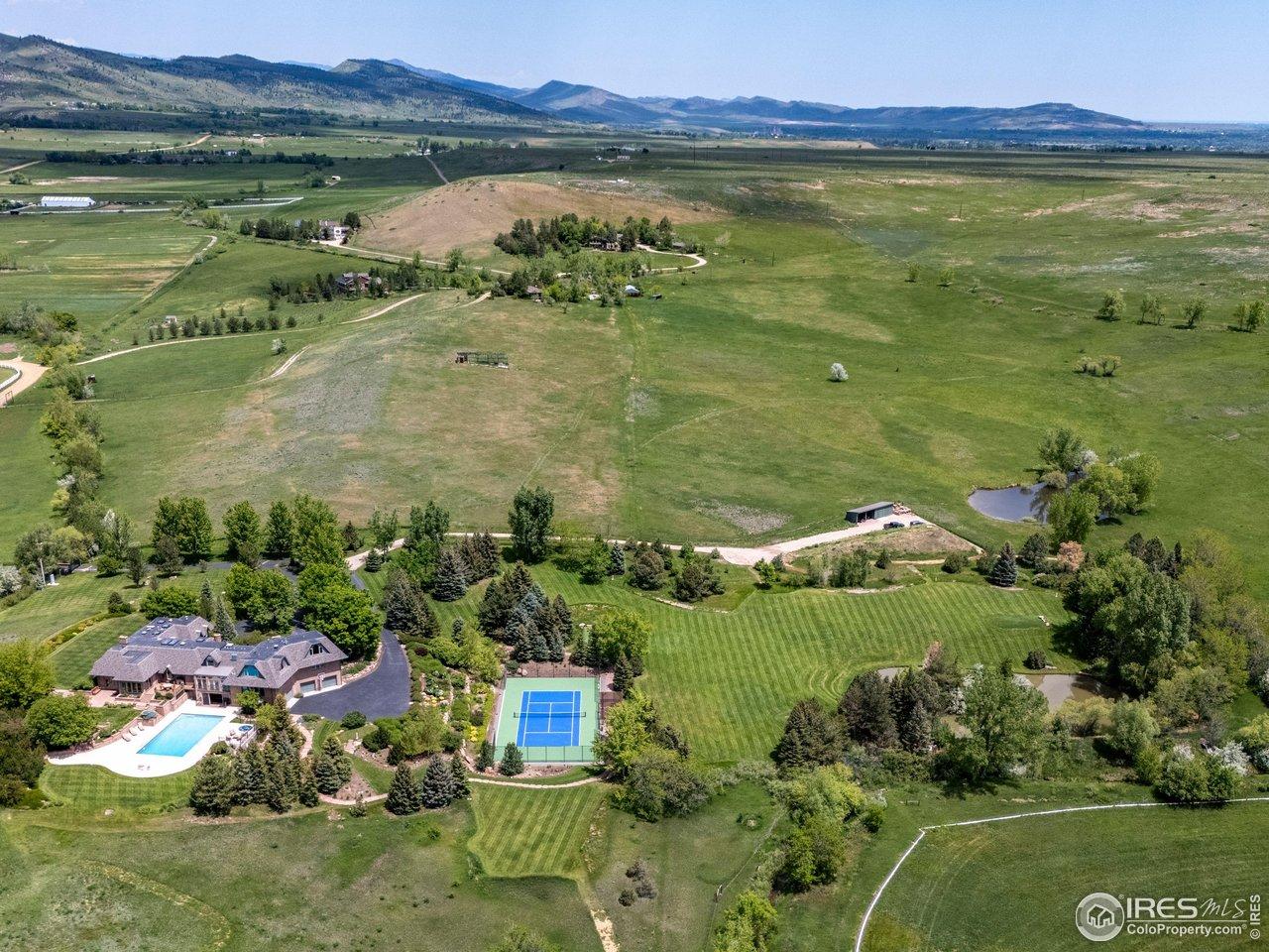 Image 2: Set on an Elevated Promontory North of Boulder