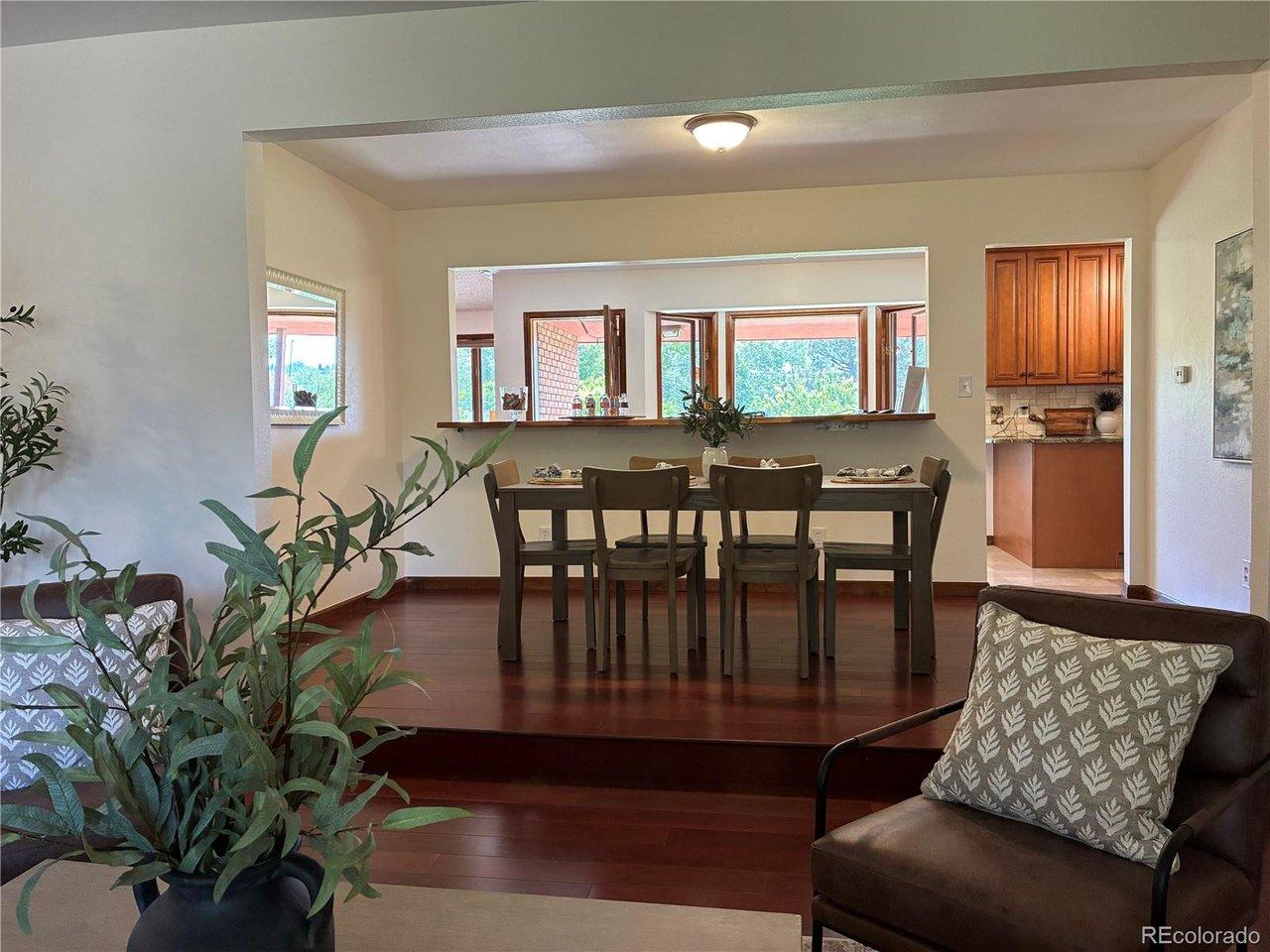 Image 4: Formal dining room, breakfast nook on the other side Image 4: Formal dining room, breakfast nook on the other side