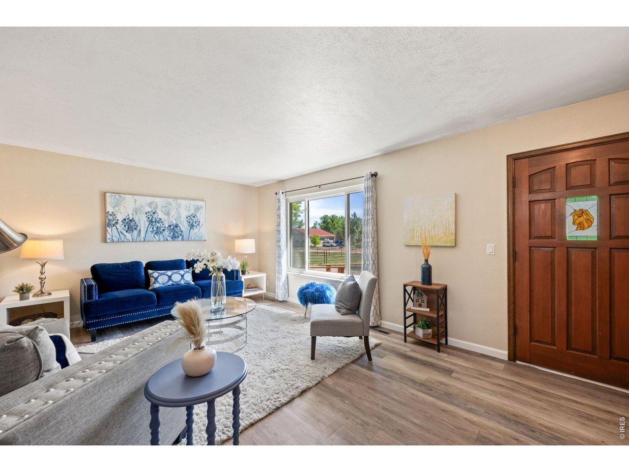 Image 4: Large entry area!