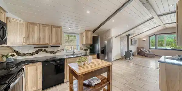 Image 3: Kitchen island included Image 3: Kitchen island included