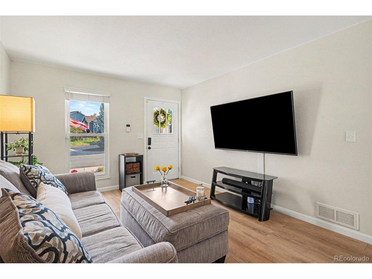 Image 3: Bright Living Room Image 3: Bright Living Room