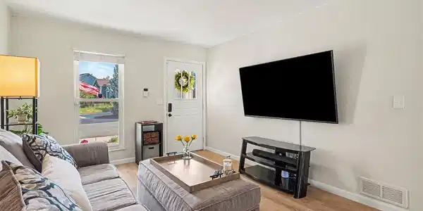 Image 3: Bright Living Room