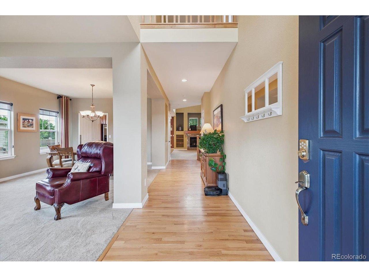 Image 2: 18 Ft Vaulted Ceiling & Hardwoods Image 2: 18 Ft Vaulted Ceiling & Hardwoods