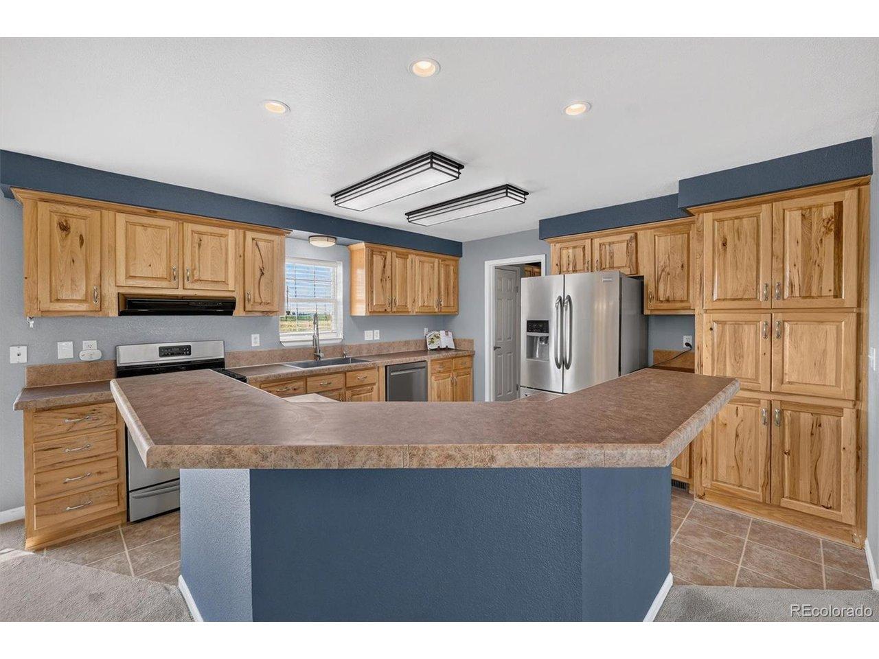 Image 4: Welcoming kitchen with eat-at island Image 4: Welcoming kitchen with eat-at island