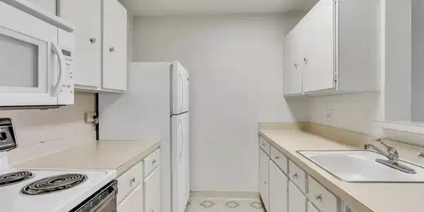 Image 4: Kitchen