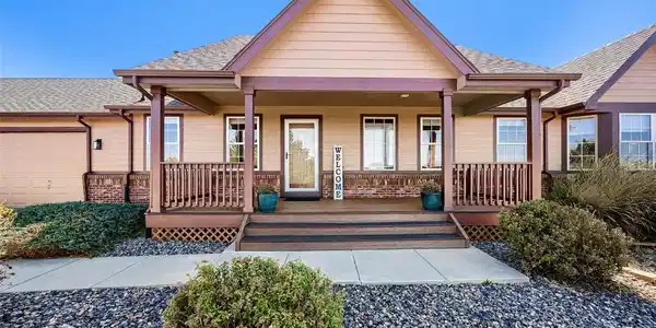 Image 4: Lovely front porch Image 4: Lovely front porch