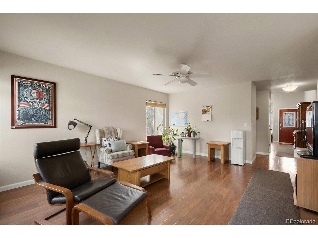 Image 4: Living Room