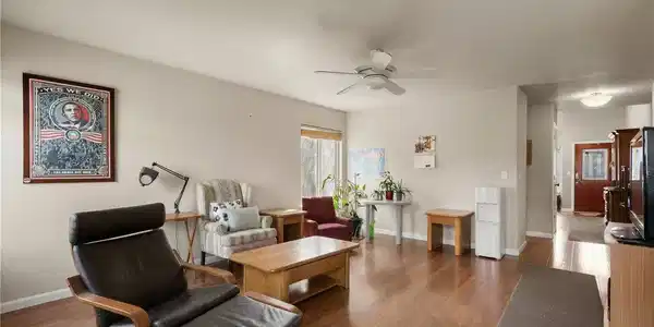 Image 4: Living Room
