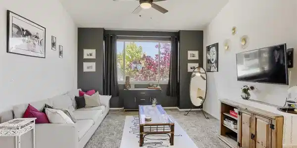 Image 4: Living room