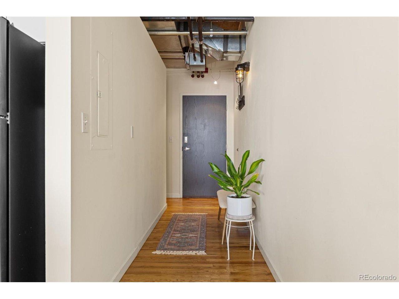 Image 3: Entryway. Image 3: Entryway.