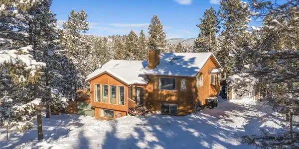 121 Iris Dr