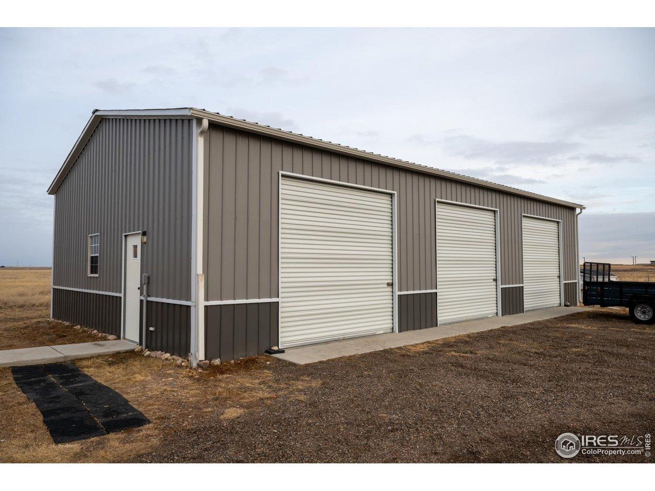 Image 3: Huge detached garage with plenty of potential Image 3: Huge detached garage with plenty of potential