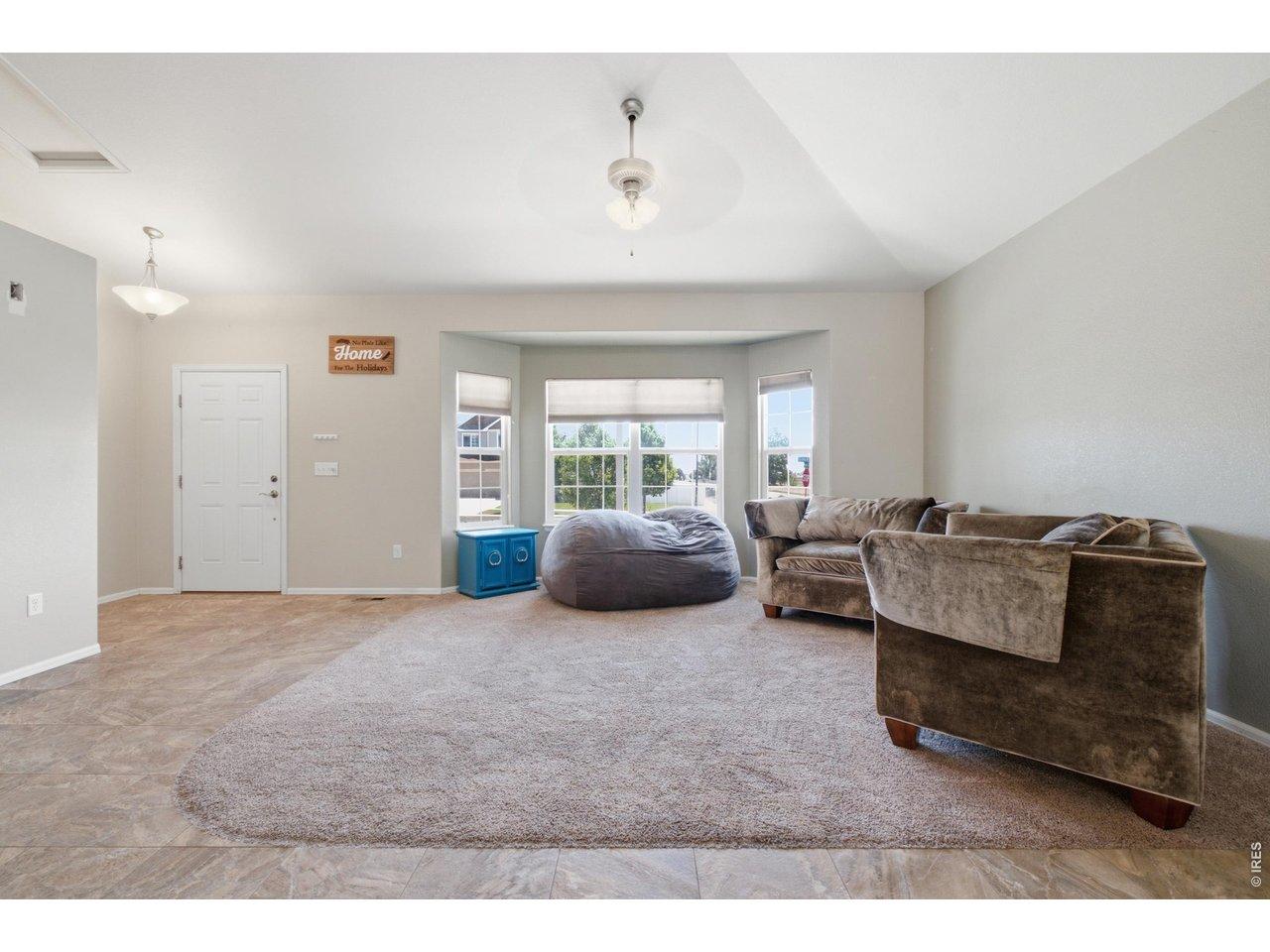 Image 3: Very large living room with a bay window Image 3: Very large living room with a bay window