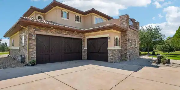Image 3: Four car heated and insulated garage with epoxy flooring Image 3: Four car heated and insulated garage with epoxy flooring