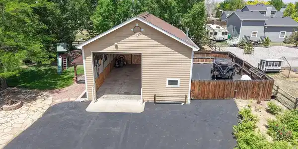 Image 3: Additional parking/storage on side of shop Image 3: Additional parking/storage on side of shop