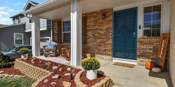 Image 3: Close up of front entrance. Image 3: Close up of front entrance.