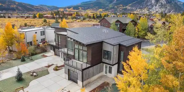909 Lakepoint Cir