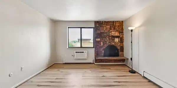 Image 4: Living Room