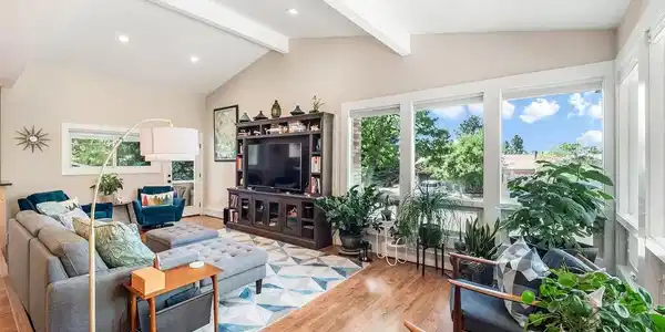 Image 3: Soaring ceilings Image 3: Soaring ceilings