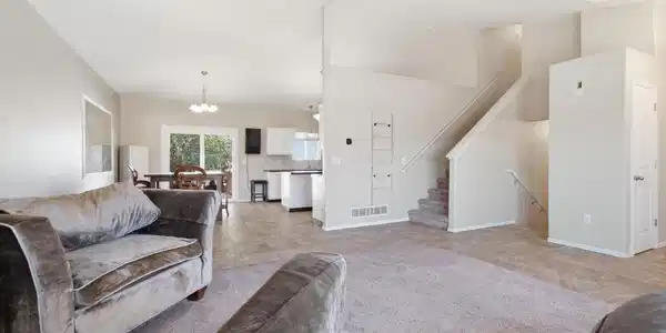 Image 4: High ceilings and very spacious