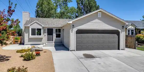 Image 4: Low Maintenance Vinyl Siding