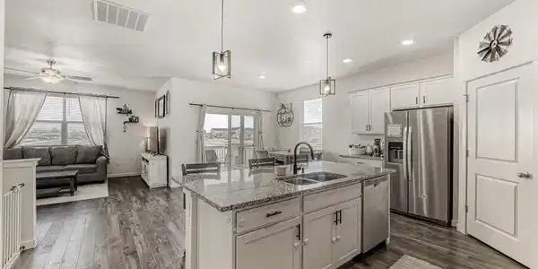 Image 4: Kitchen