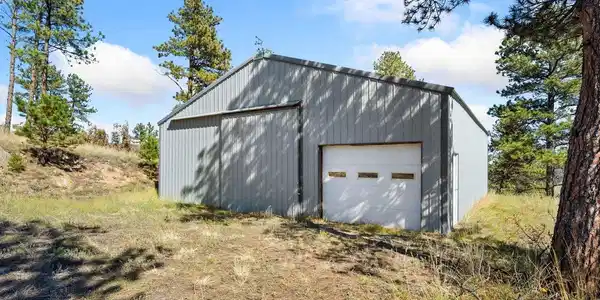 Image 4: Large Cleary outbuilding Image 4: Large Cleary outbuilding