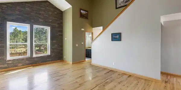 Image 4: Living room with vaulted ceilings! Image 4: Living room with vaulted ceilings!