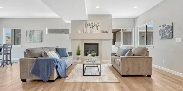 Image 4: Open living area with gas fireplace Image 4: Open living area with gas fireplace