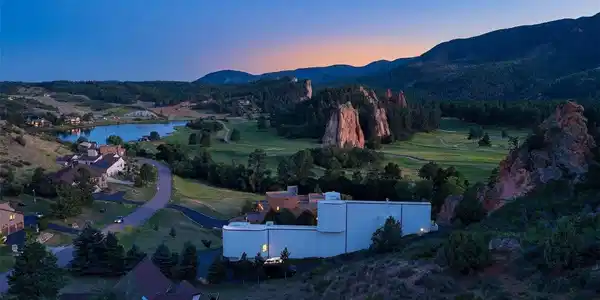 Image 3: Elevated above Perry Park, the home captures sweeping views across Lake Wauconda, the golf course, surrounding foothills, and the red rock landscape.