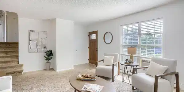 Image 4: Living Room / Entry