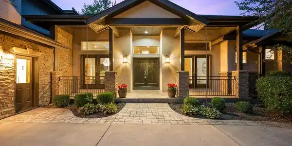 Image 4: Inviting front porch Image 4: Inviting front porch