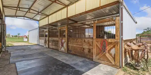 Image 3: 3 Stall Horse Barn with Runs Image 3: 3 Stall Horse Barn with Runs