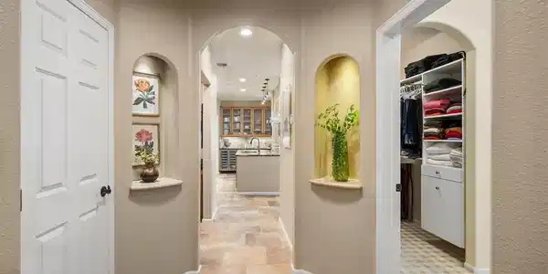 Image 3: Dramatic Entry with Art Nooks Image 3: Dramatic Entry with Art Nooks
