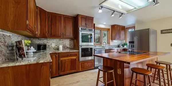 Image 4: Expansive, updated eat-in kitchen. Image 4: Expansive, updated eat-in kitchen.