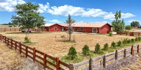 Image 3: Fully fenced back yard. Image 3: Fully fenced back yard.