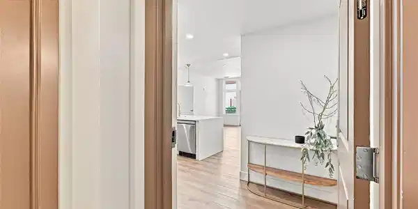Image 3: Entry way