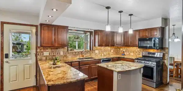 Image 4: Updated beautiful kitchen with island