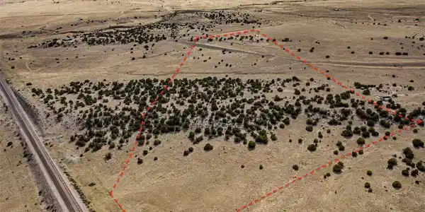 Image 4: red lot line is estimated Image 4: red lot line is estimated