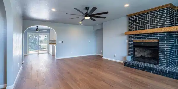 Image 2: Living room looking into kitchen Image 2: Living room looking into kitchen