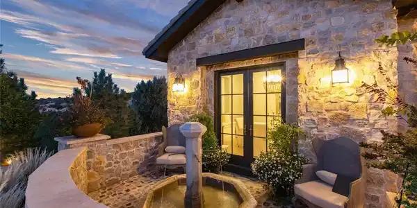 Image 3: Amazing Fountain Stays