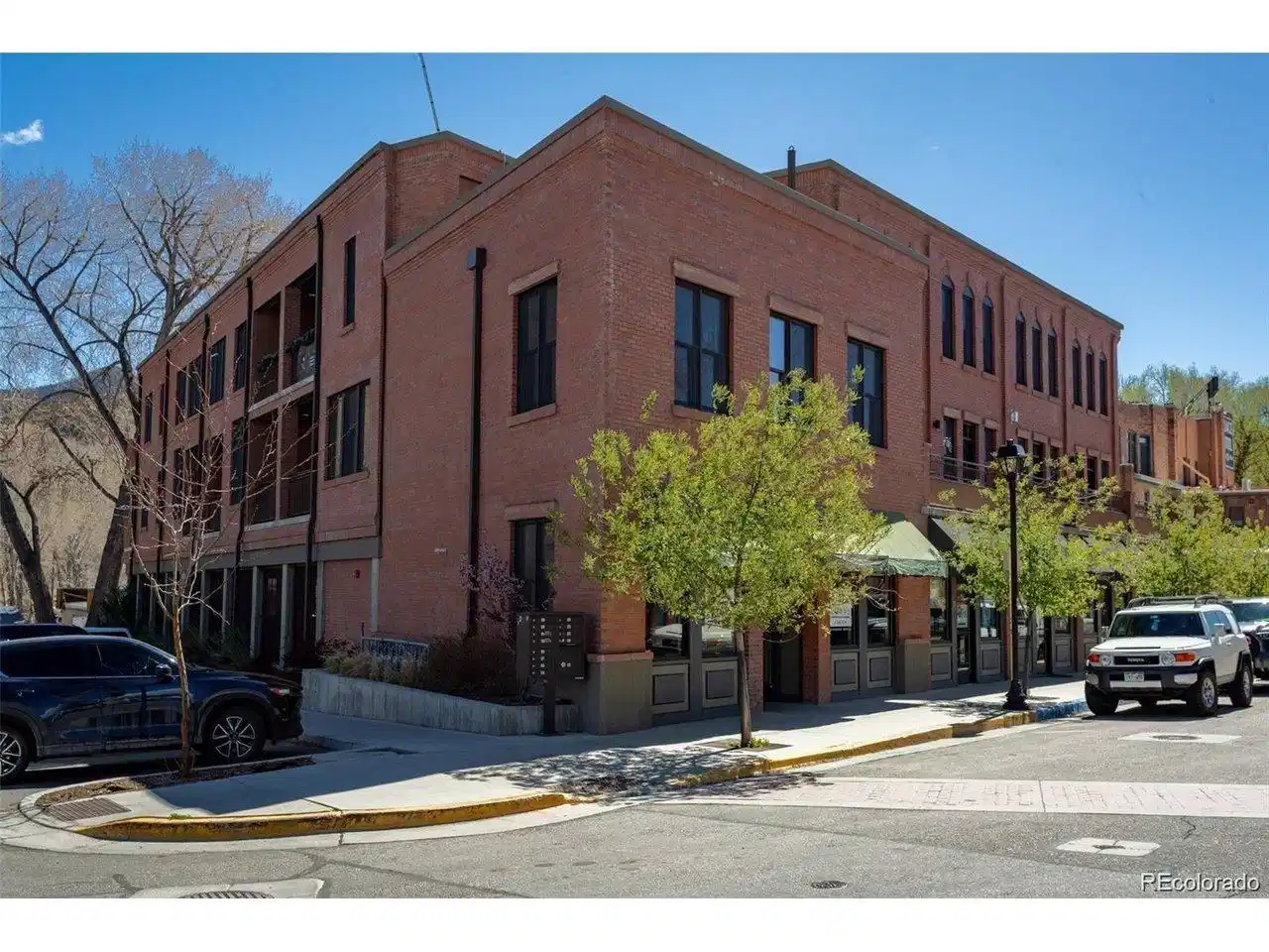 Image 1: Condo building Image 1: Condo building