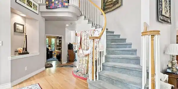 Image 4: Foyer