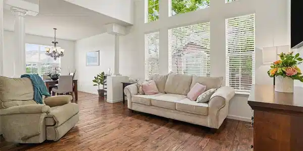 Image 4: Light and bright Living Room! Image 4: Light and bright Living Room!