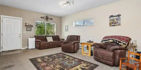 Image 4: Living Room - 9'ceilings