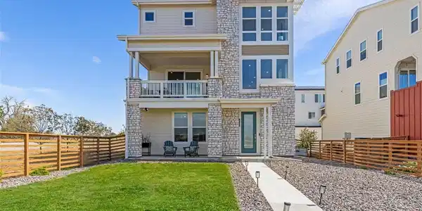 Image 4: Fenced front yard is great for entertaining Image 4: Fenced front yard is great for entertaining