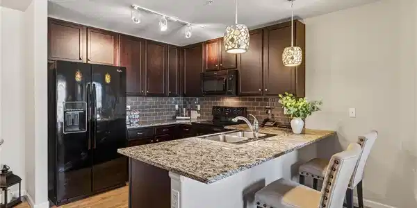 Image 4: Kitchen w/counter dining