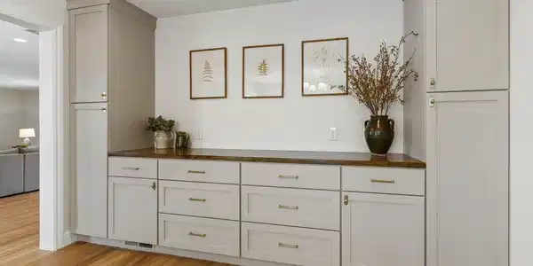 Image 4: So much potential (and beauty) in the built in buffet/credenza/storage area in the dinning room Image 4: So much potential (and beauty) in the built in buffet/credenza/storage area in the dinning room