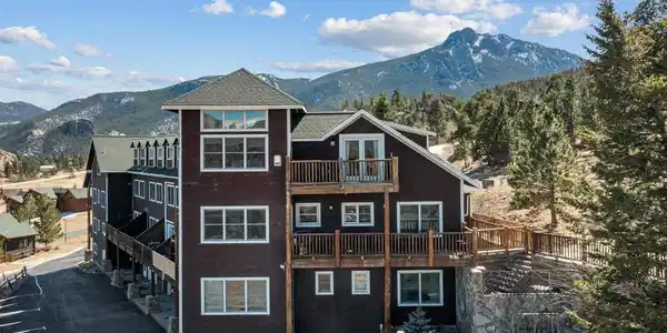Image 4: Breathtaking views of the mountains Image 4: Breathtaking views of the mountains